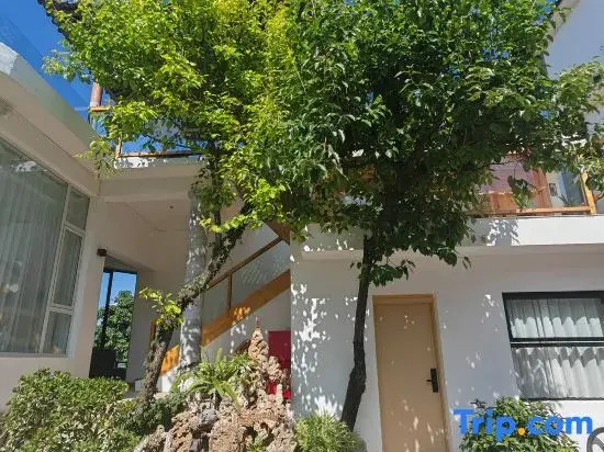 Lakeside Bliss Courtyard