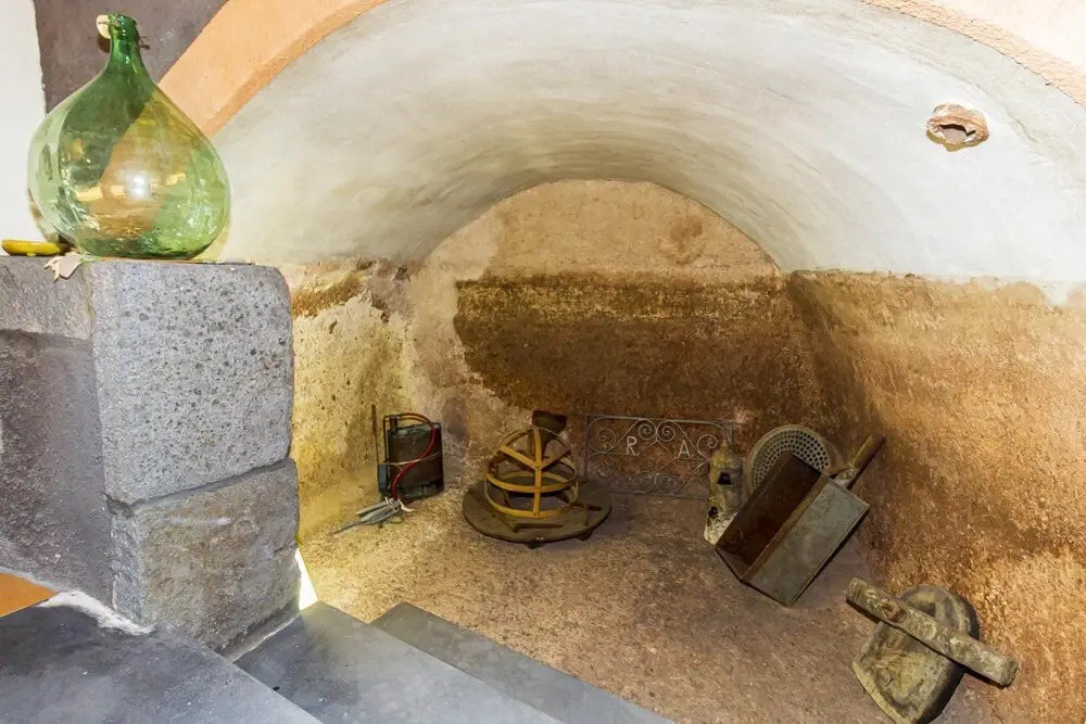 Al Palmento - Ancient Sicilian Millstone at the Foot of Etna