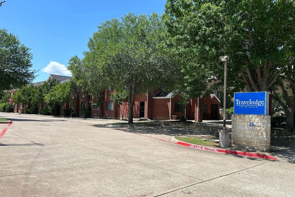 Travelodge by Wyndham Arlington/Dallas Area