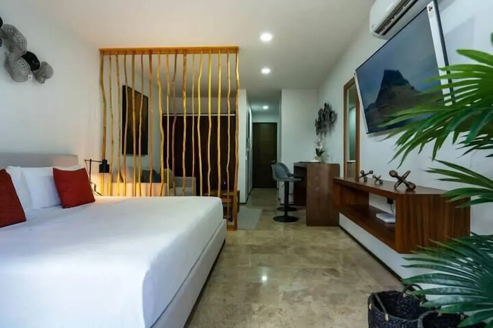 Stylish Studios Pool Near Beach