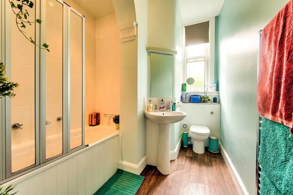 Bright and Airy Apartment in Canonmills