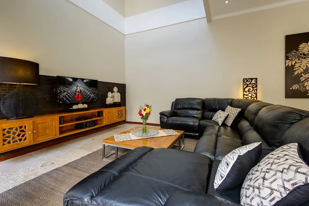 Super 4 Bed, Sleeps 8, Just 300m walk from Beach