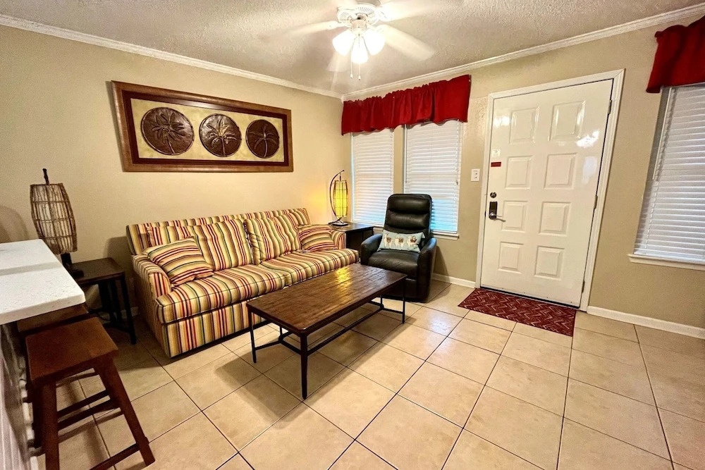 Sea Breeze 211 2 Bedroom Condo by Redawning
