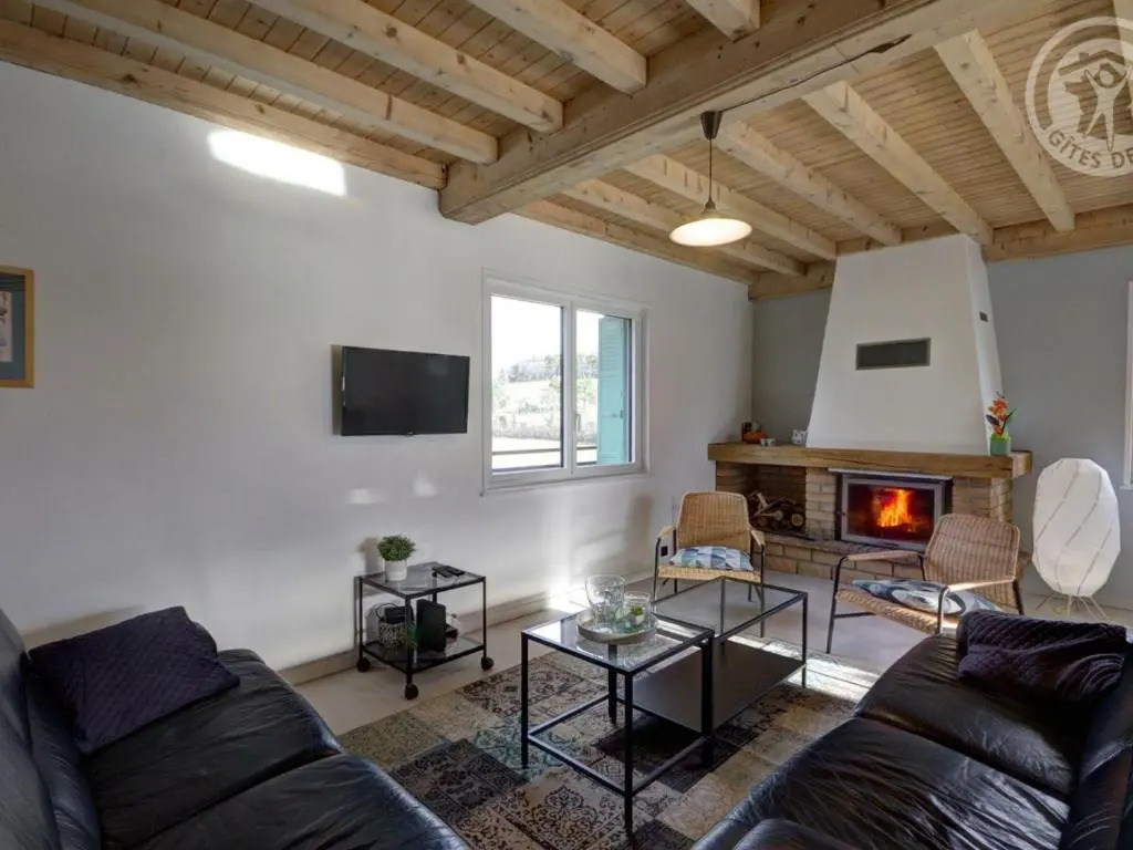 Maison lumineuse avec jardin clos et cheminée, idéale pour familles et amis - FR-1-496-195