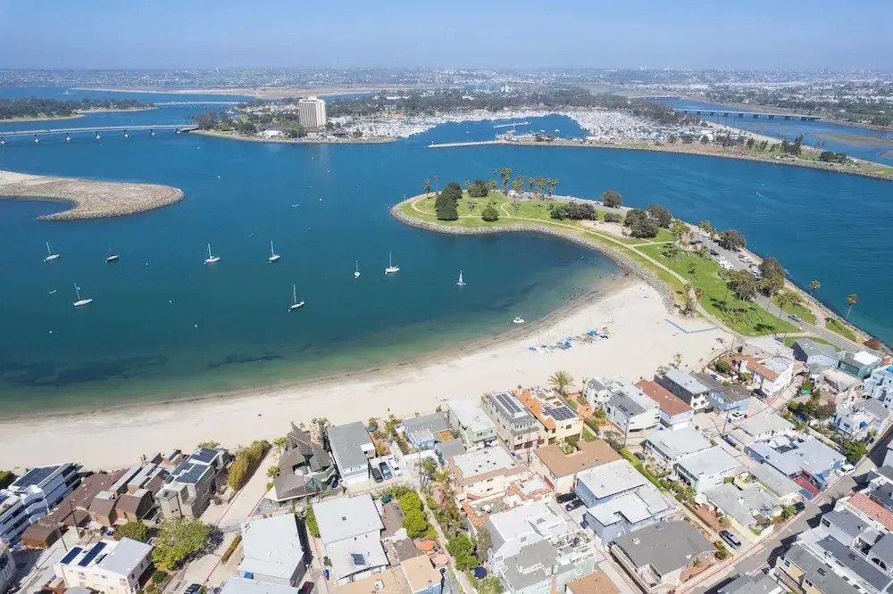 Mission Point 2 by Avantstay Mission Beach Home w/ Large Balcony Steps to Beach!