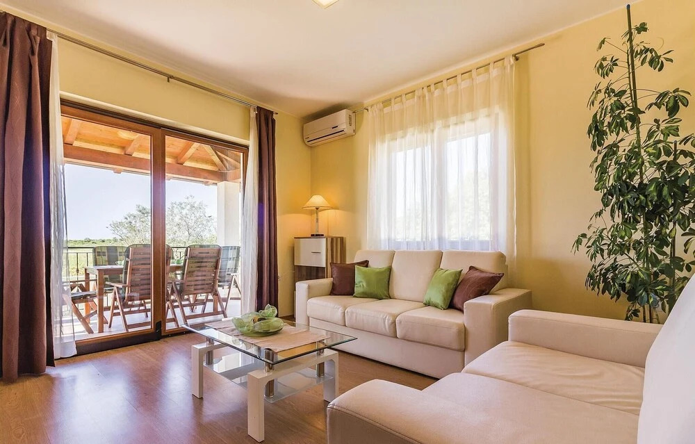 Amazing Home in Liznjan With Wifi and 3 Bedrooms