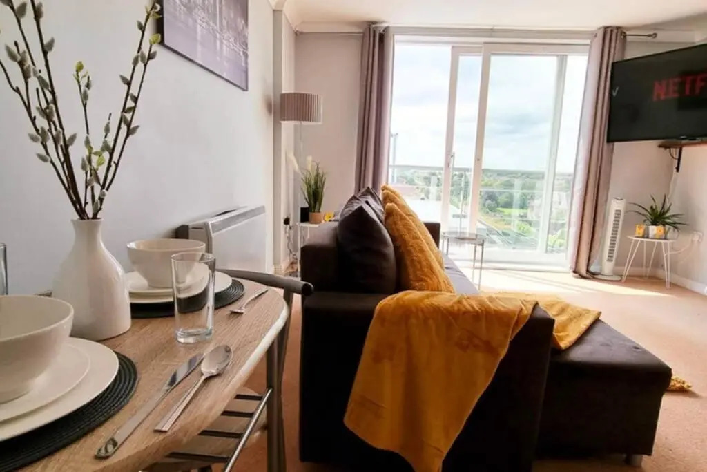 ⭑ Staywelcome- Stylish Apartment Near Heathrow, Skyline Views ⭑