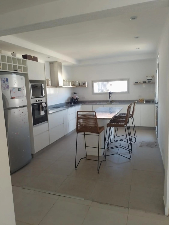 Casa Amplia, Luminosa con Parrilla!