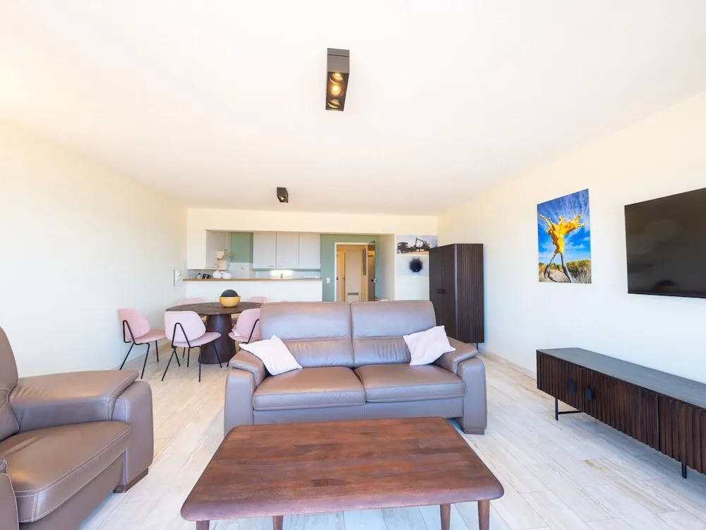 Apartment with sunny terrace and sea view
