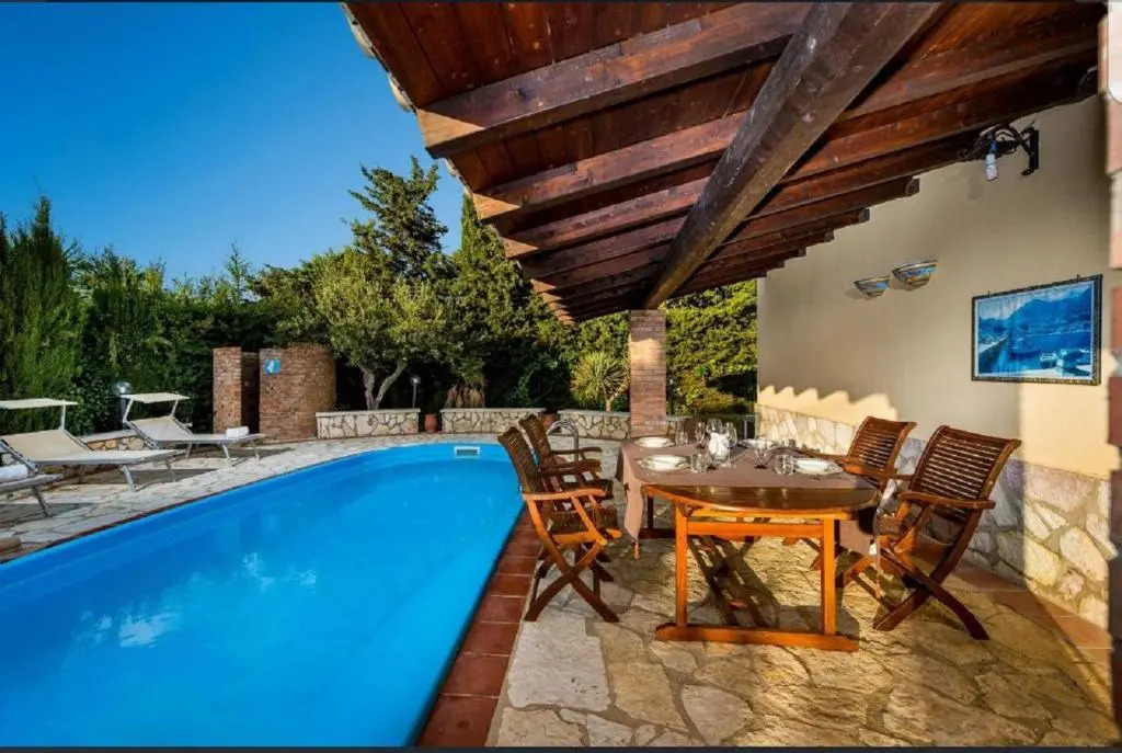 SC035 VILLA SUN con piscina privata immersa nel verde