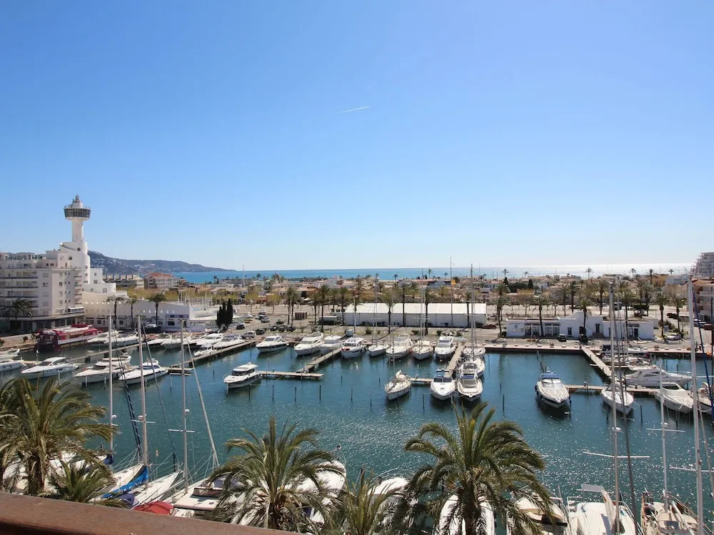 Apartment at the Canal With 2 Bedrooms Overlooking the Harbor and the sea