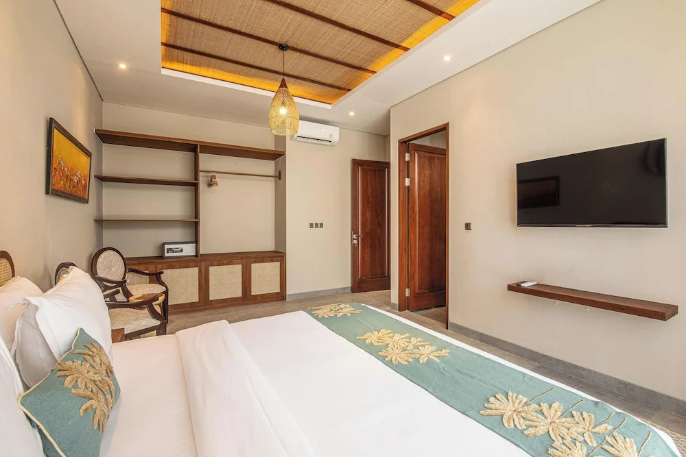 5-br Beach Villa in Canggu Overlooking Rice Fields
