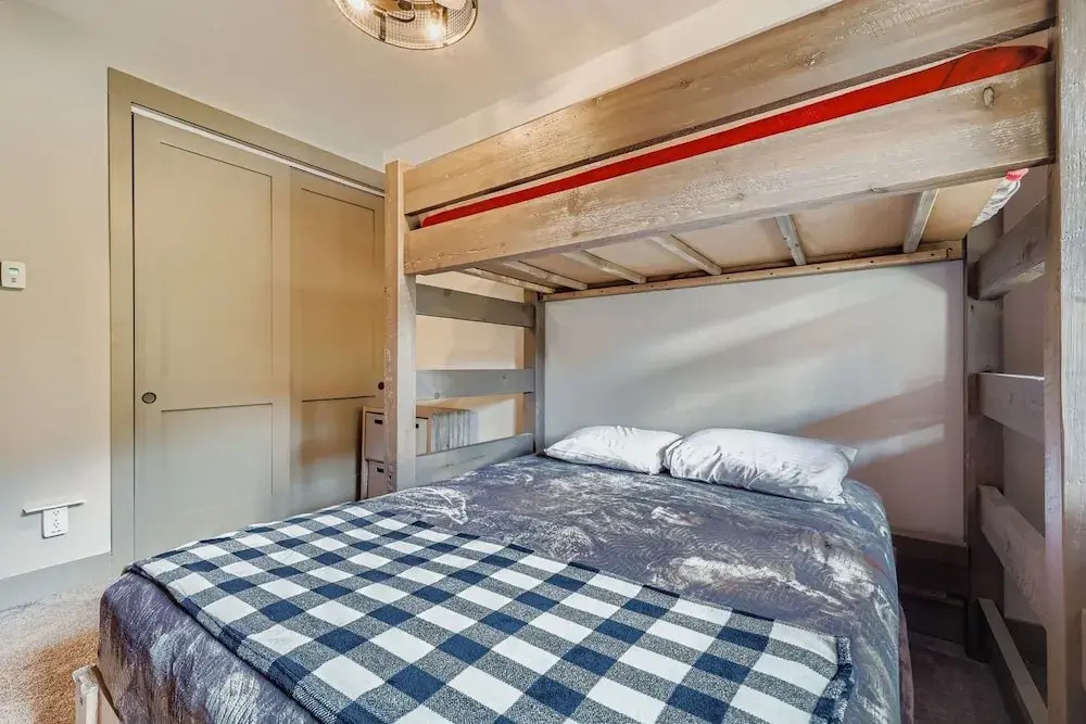 1820 The Seasons 1 Bedroom Condo