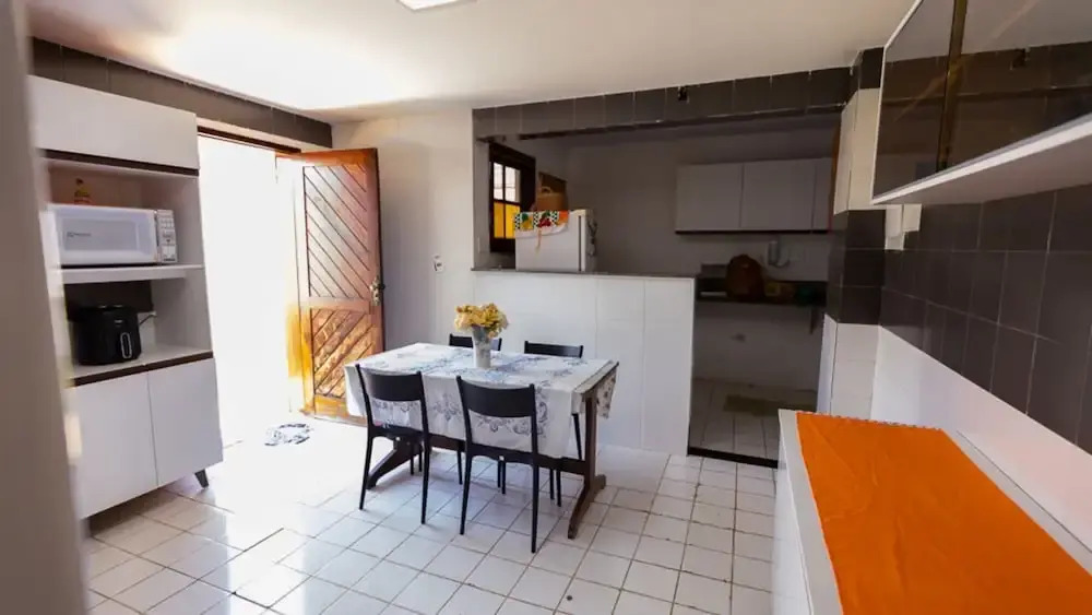 Casa com Wi-fi Piscina e Garagem a 550m da Praia