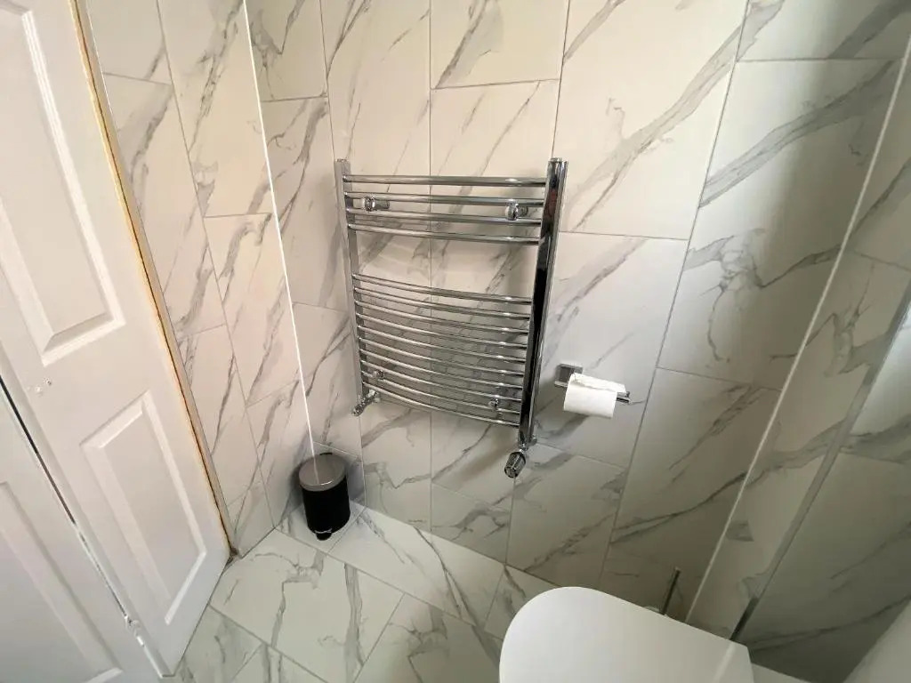 OnSiteStays - Ideal Long Term Retreat, 2-Br House with Conservatory, Parking & Wi-Fi