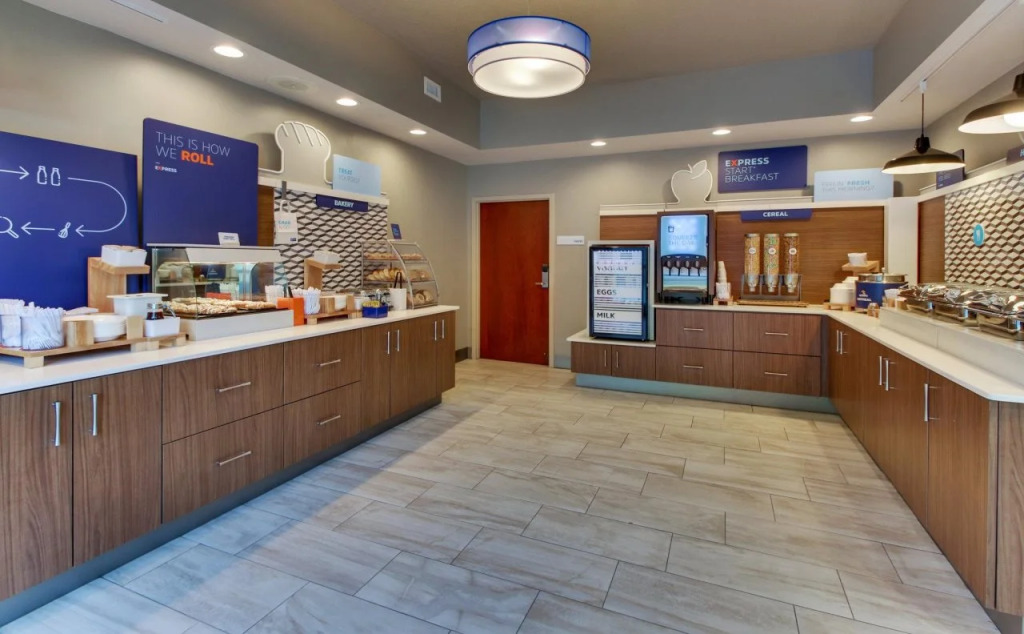 Holiday Inn Express & Suites Atlanta Perimeter Mall Hotel by IHG