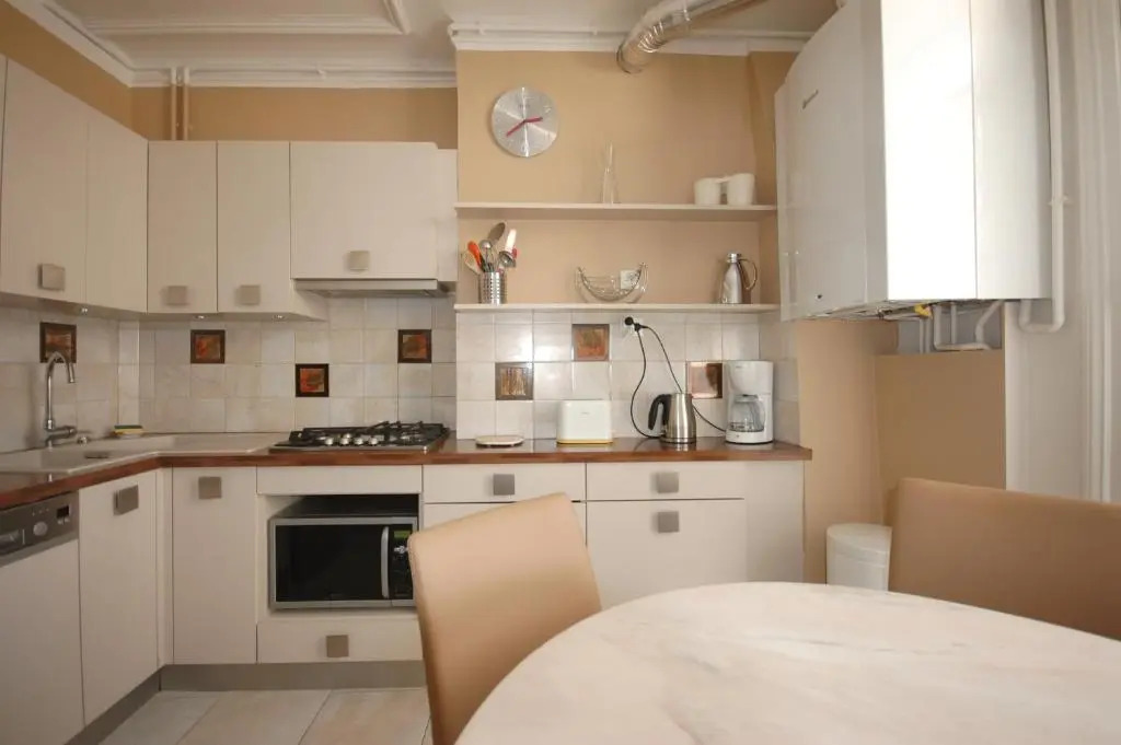 Two-Bedroom Apartment Champs-Elysées