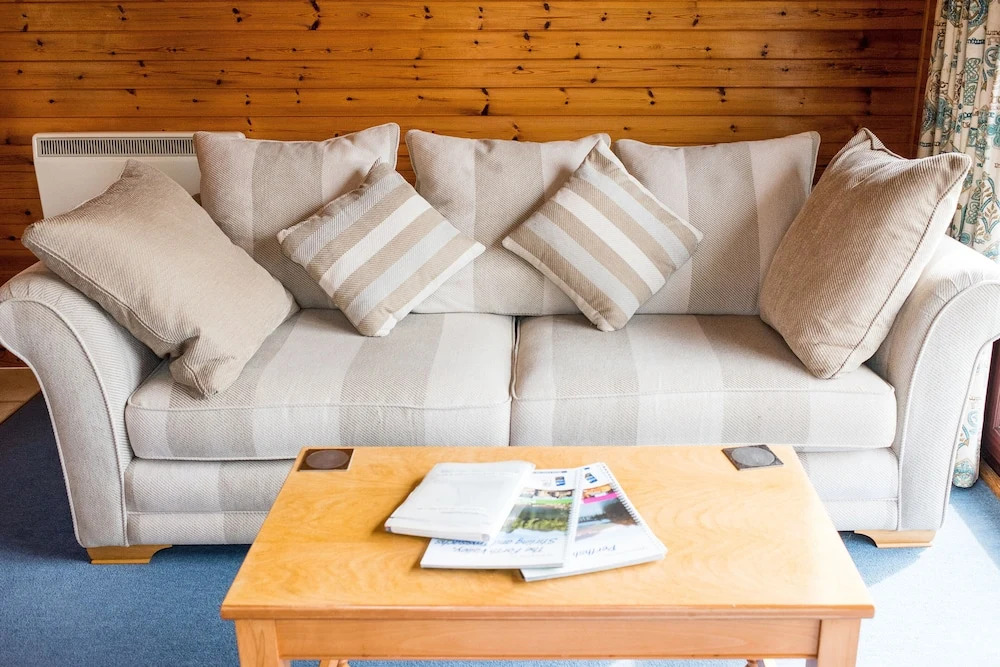 Lapwing Lodge with loch and mountain view
