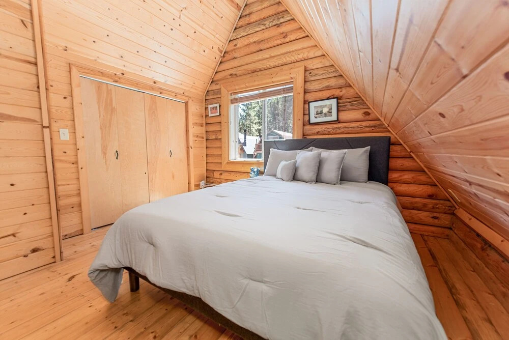 Goldilocks Cabin - Real Log Style Cabin, Premium Location, Close To Bear Mountain With Hot Tub! 2 Bedroom Cabin