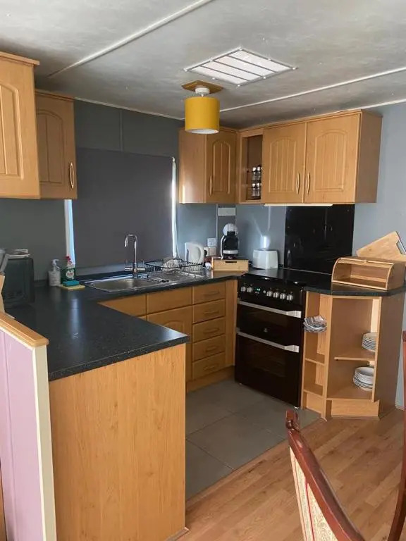 3-bed cosy home with fireplace, sleeps 4, 50 deposit required, self-catering