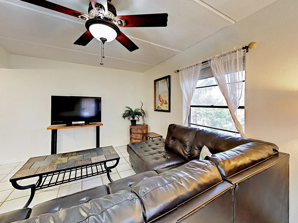 104 East Parade Condo Unit 17 - 2 Br condo by RedAwning