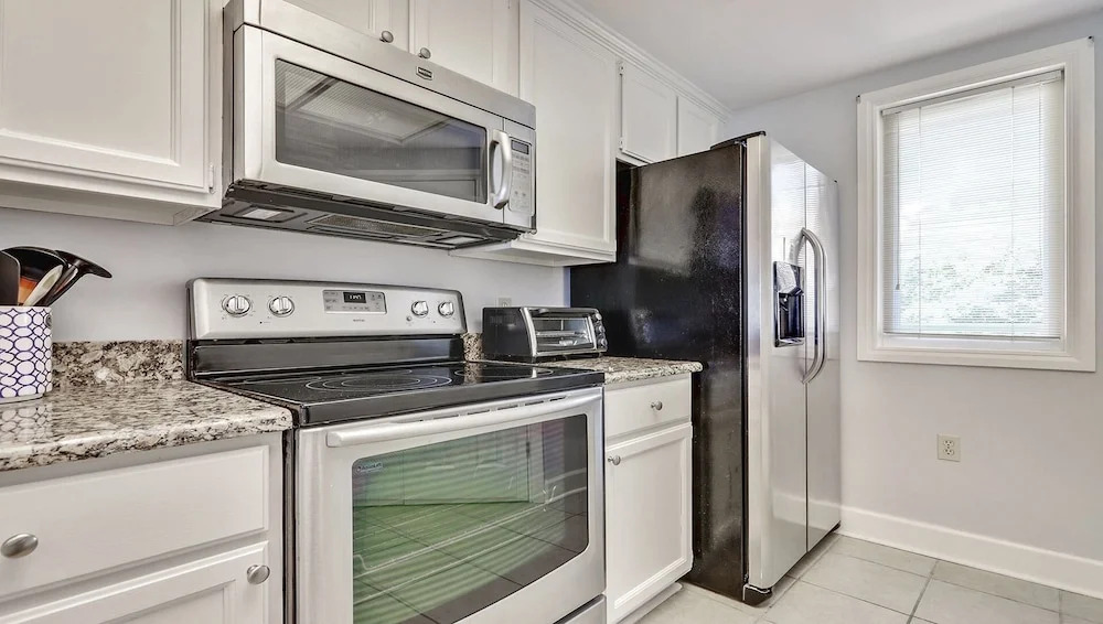 302 Windsor 1 Bedroom 2 Bathrooms Condo