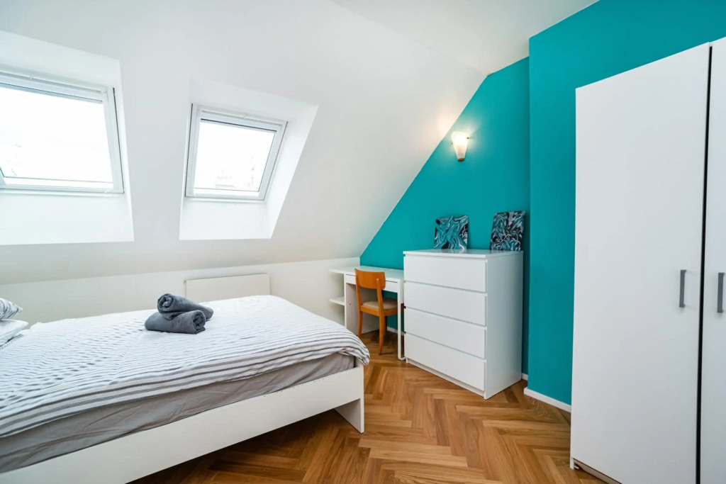 Central, Spacious, Modern 5 Bedrm duplex w/Balcony