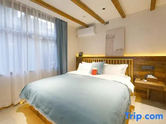 Phoenix Ancient City Mountain Ye River View Homestay