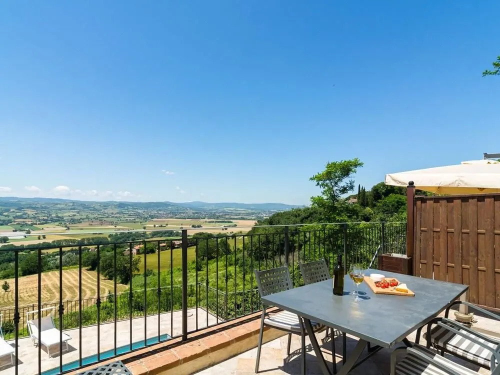 Deluxe Mansion in Umbria With a Pool