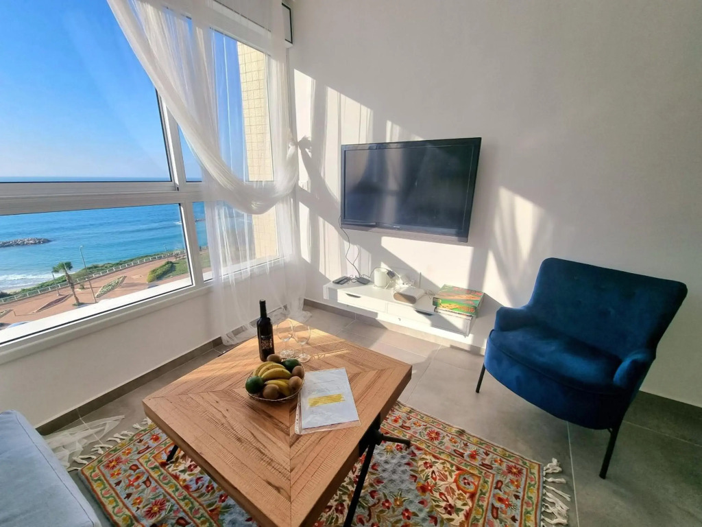 Beautiful 2-Bedroom Sea-View apartment