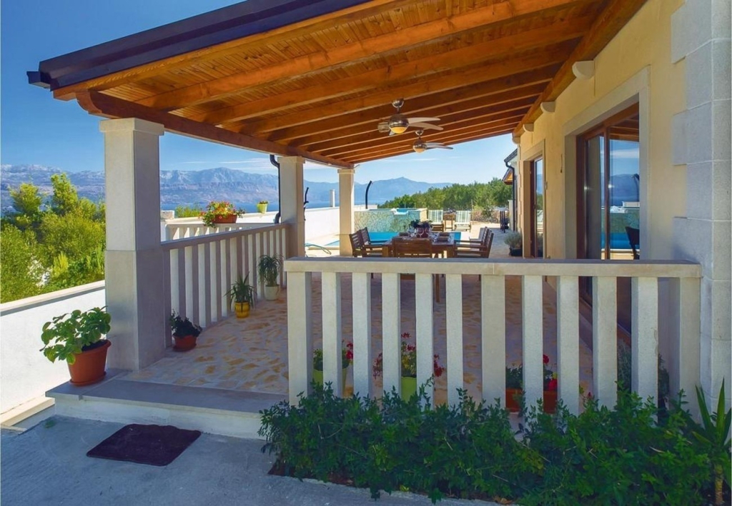 Holiday house Anabella - open swimming pool: Supetar, Island Brac