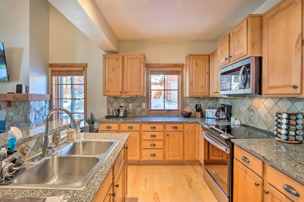 Ski-In/Ski-Out Donnelly Townhome w/ Hot Tub