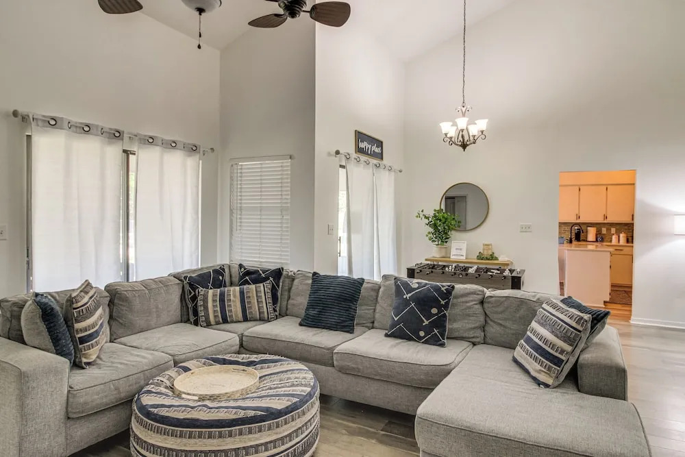 Navarre Home w/ Game Area + Screened-in Porch