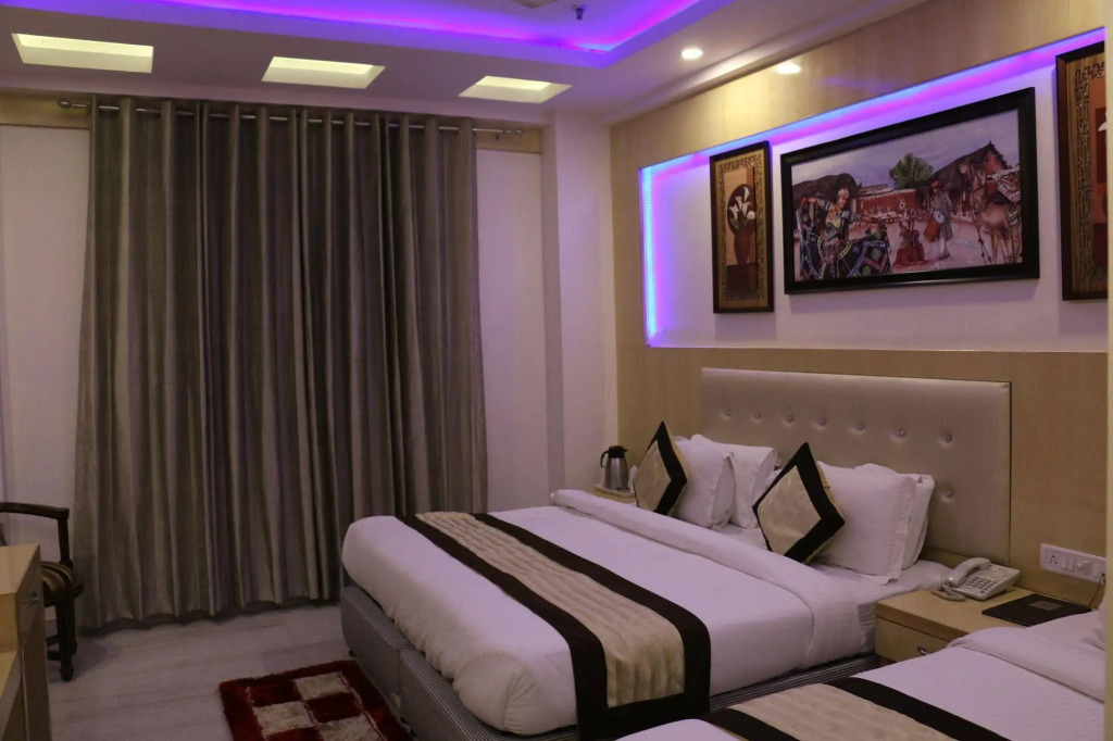 Hotel All Iz Well - Just a min away from New Delhi Railway Station