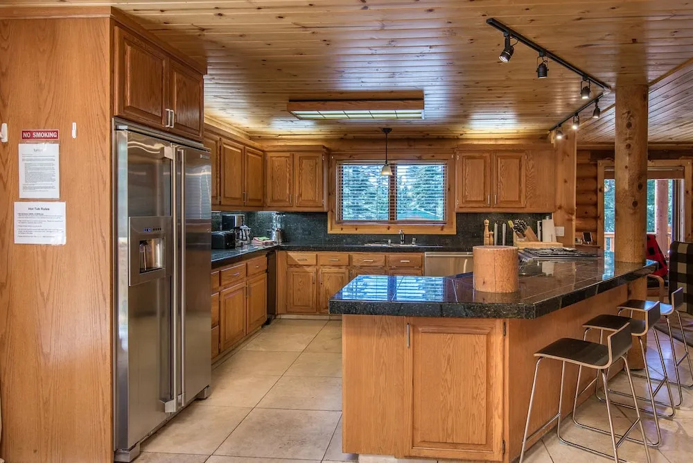 Log  W/ Hot Tub, Billiards & Mt. Tallac Views 4 Bedroom Home