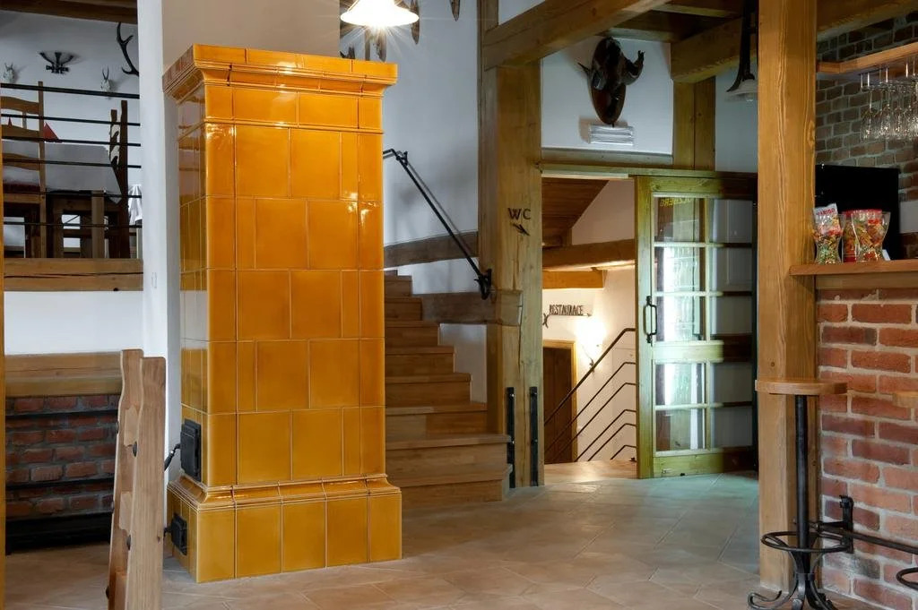 Wellness Hotel Holzberg - krytý relaxační bazén, dětský bazén, whirlpool, sauna, restaurace, bowling, venkovní hřiště, herna, pingpong, billiard
