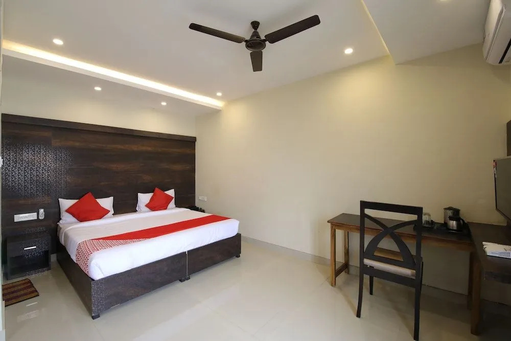 OYO 28093 Royal Sand