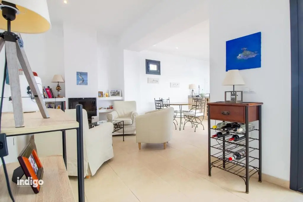 DEK001 Riverview Modern Townhouse in Centre of Ay