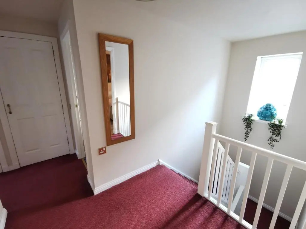 4 bedroom apartment with FREE parking perfect for groups and families!