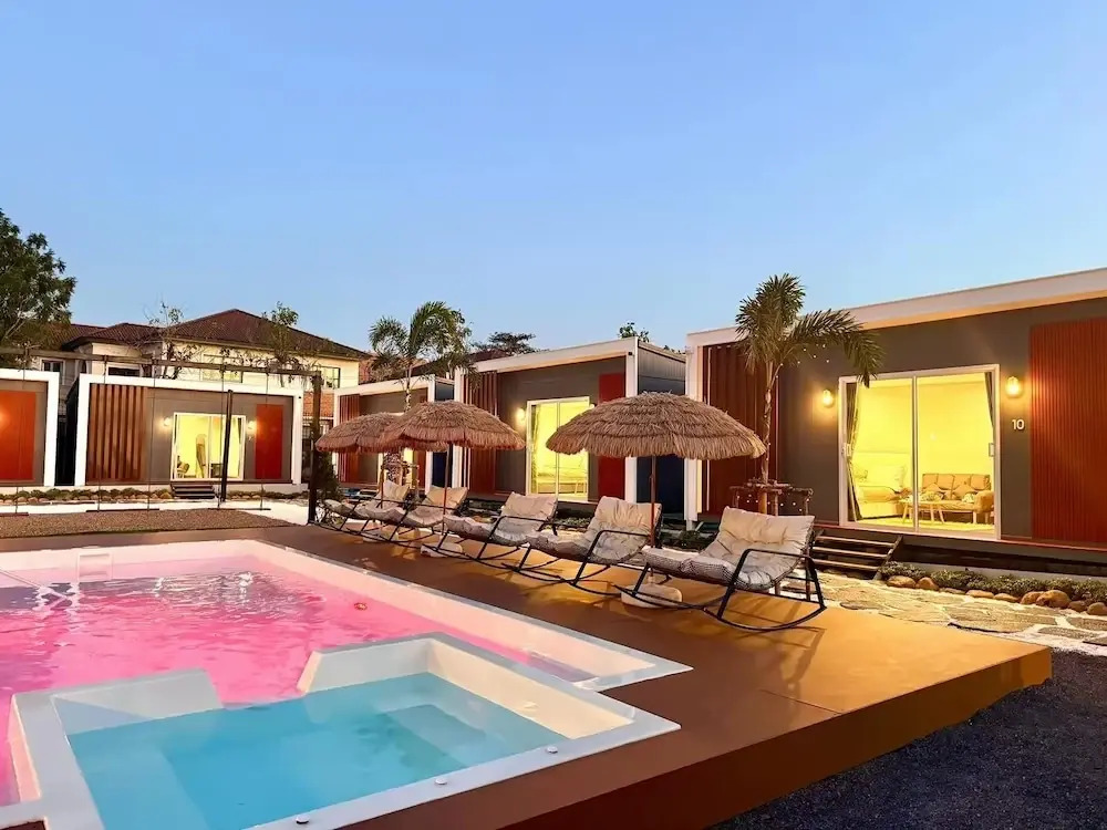 D Glamor Resort