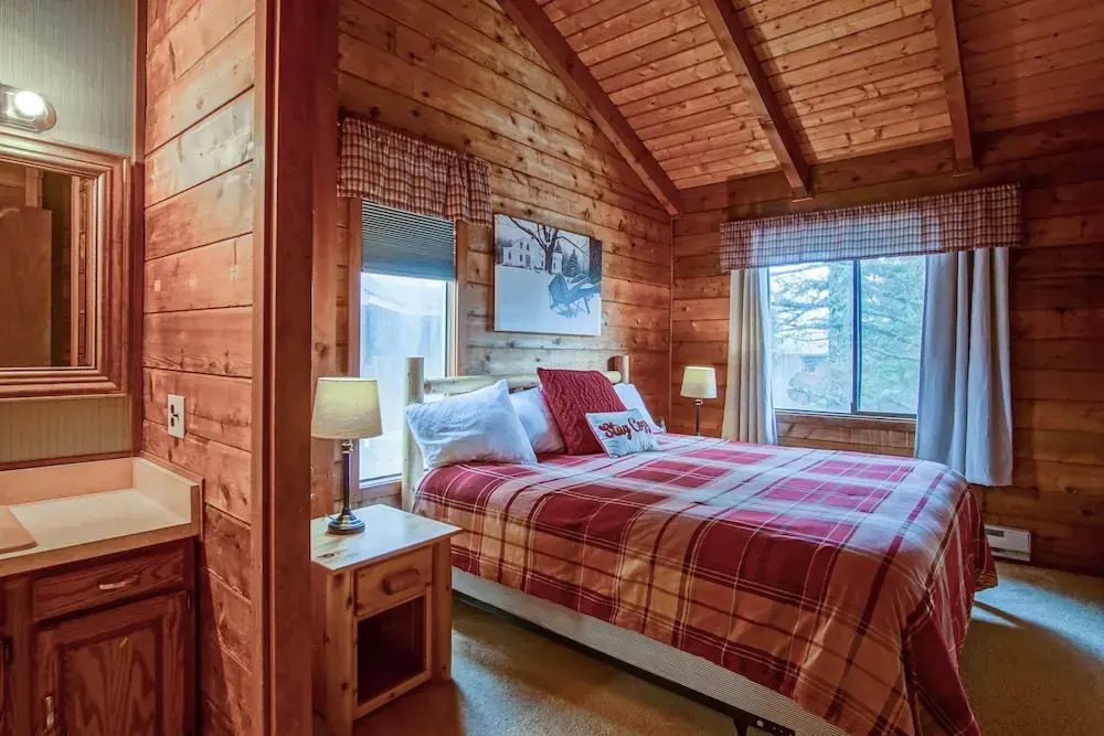 Powder Monkey 4: 2 Bedrooms Plus Sleeping Loft, 2 Full Baths: Slope Side