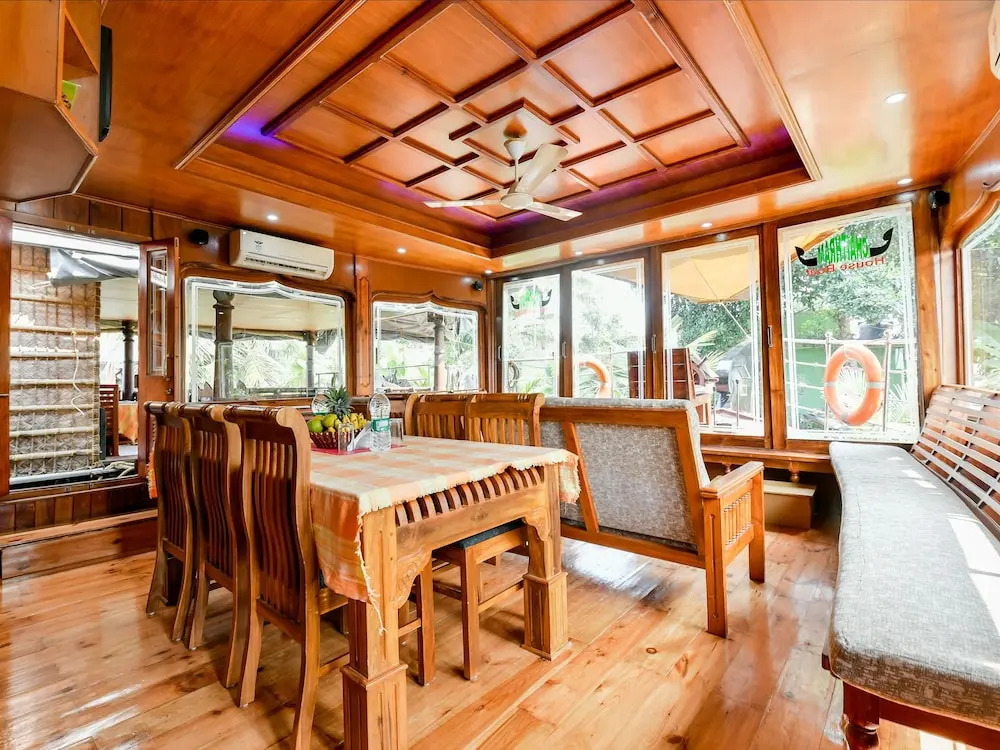 Oyo 24606 Waves And Wind 3Bhk Houseboat