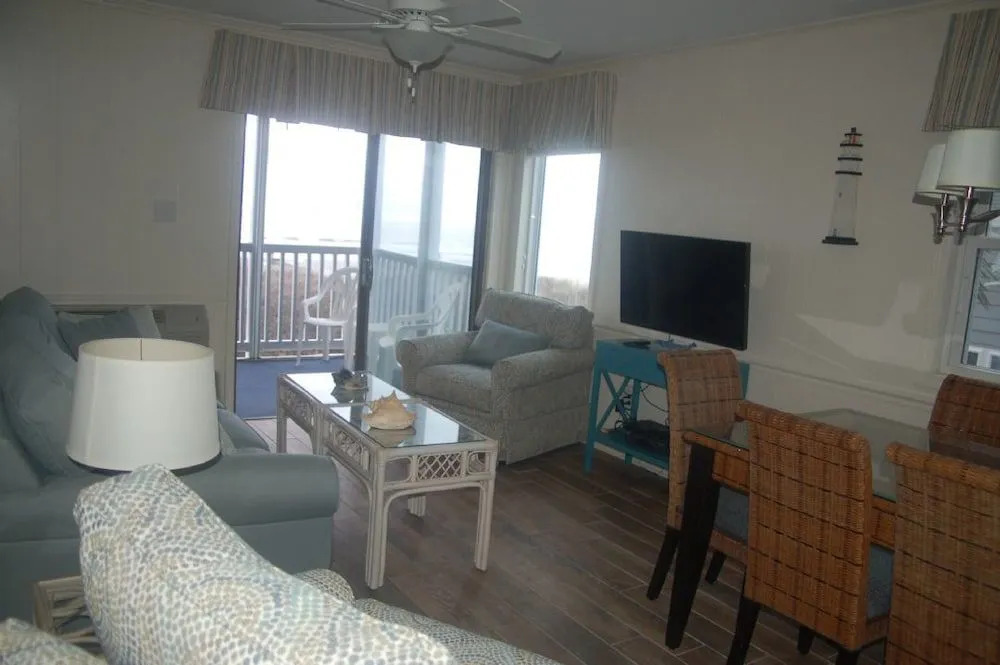Palmwood Villas, Unit 101 - 2 Br Condo