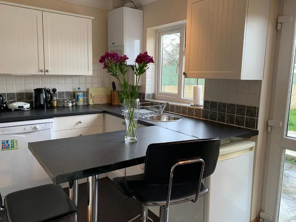 3 Bedroom House For Contractors By Beds Away Short Lets & Serviced Accommodation Oxford With Free Parking for 2 Cars