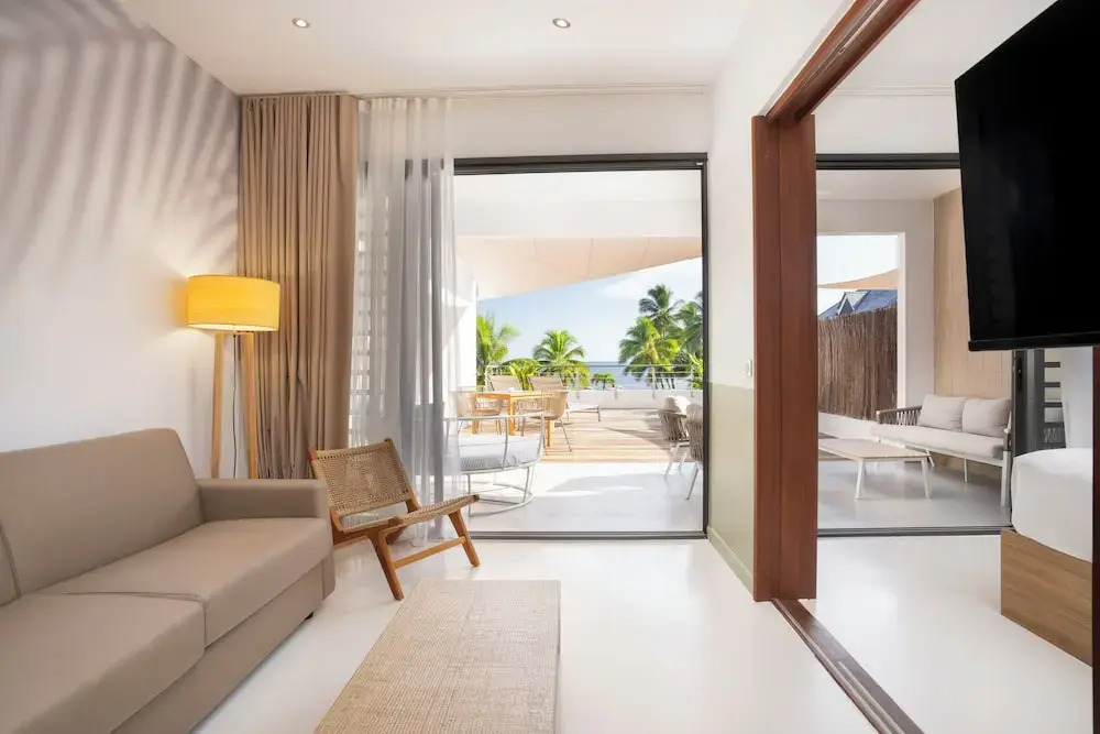 Cooks Bay Hotel & Suites
