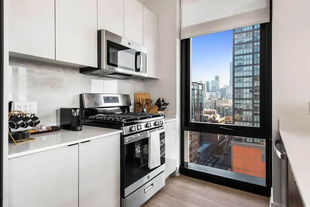 West Loop 3x 2BR Walk to Dining Gym Terrace