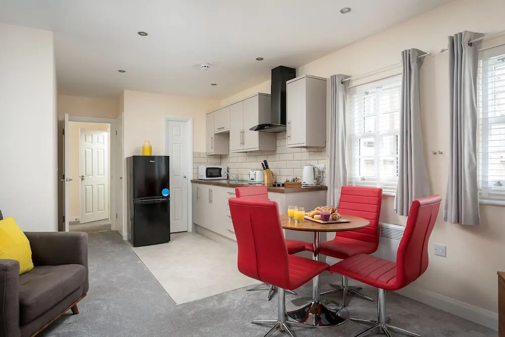 Elliot Oliver - 2 Bedroom Modern Apartment