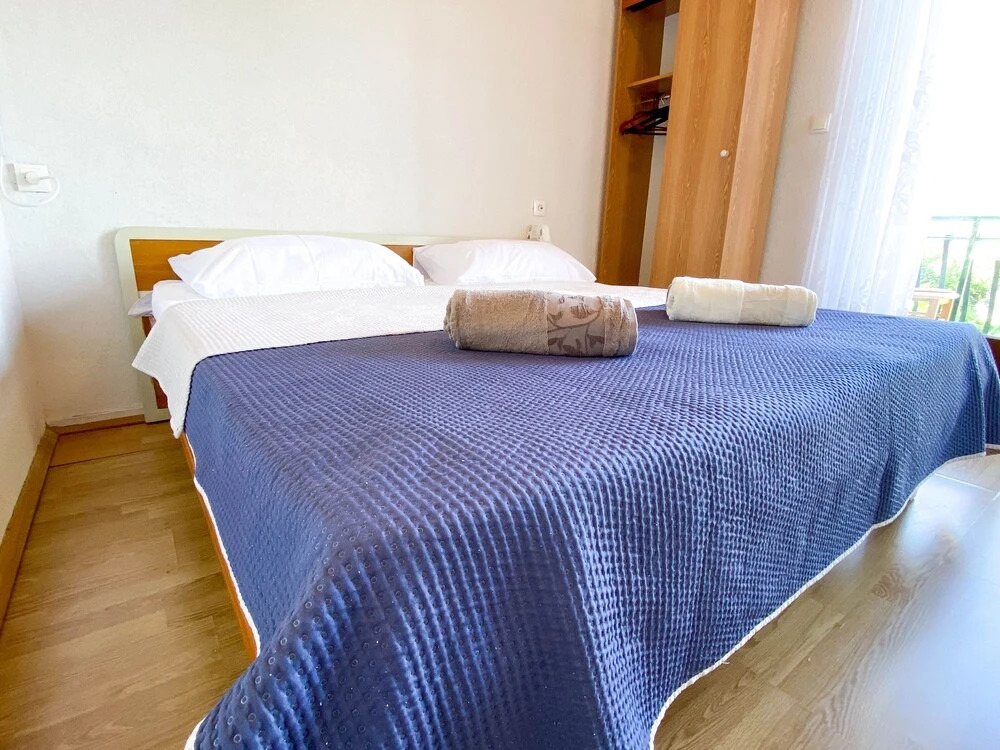 Inviting 3-bed Apartment in Okrug Donji Beachfront