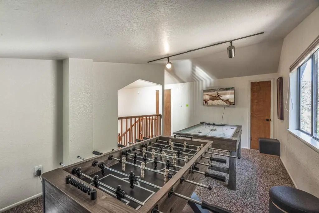 Cabin on the Creek, 2 Bedrooms, Sleeps 6, Hot Tub, Fireplace, Pet Friendly