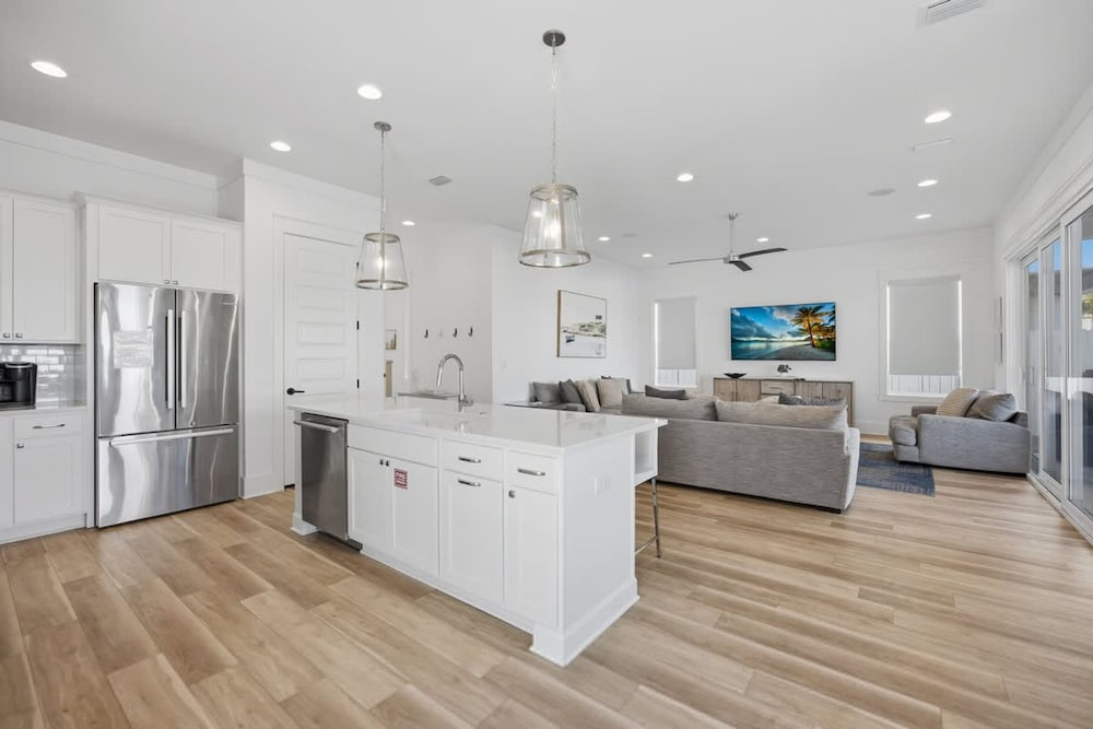 7BR Heart of Home W Pool Near the Beach